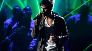 Enrique Iglesias asegura que le gusta subirse al escenario y cantar con sus fans.