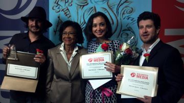 Los periodistas ganadores de El Mensajero Ricardo Ibarra, Erika Cebreros y José Luis Aguirre acompañados de la presentadora de KQED Belva Davis.