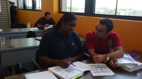 Antonio Tinoco (atrás) y Candance Coleman, estudiantes parte del programa citado.