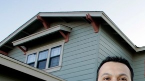 En apariencia este hombre parece ser  un feliz propietario, pero podría sorprenderse cuando le vengan los impuestos.