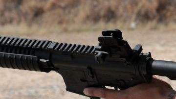 En el 2008, Obama prometió reactivar la prohibición a la venta de armas de asalto como la que fue usada en el tiroteo de Aurora, sin embargo ahora ya no menciona el tema.