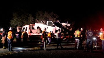 La camioneta pick-up era montada ayer a una grúa en el lugar del accidente que ocurrió el domingo cerca de Goliad Texas.
