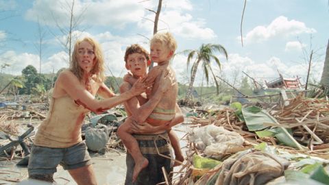 Naomi Watts y Tom Holland en una escena de 'The Impossible'.