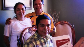 Briones padre y su esposa Silvia junto a su hijo Juan Briones, ganador de la beca Gates Millenium Scholarship.