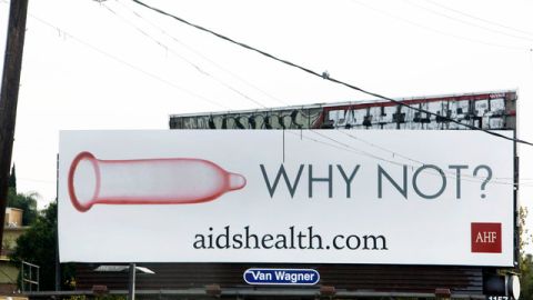 Un cartel que promueve el uso del condón de la AHF fundación que logró la norma sobre las películas pornográficas.