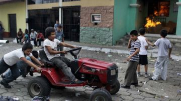 Niños guatemaltecos juegan en las calles tratando de ignorar los problemas que los rodean.