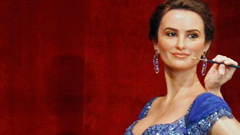 Los últimos toques a la figura de cera de Penélope Cruz.