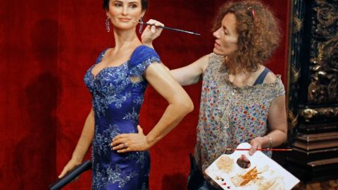 Los últimos toques a la figura de cera de Penélope Cruz.
