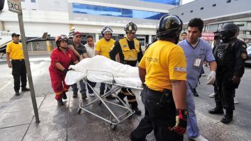 Rescatistas cuando llevaban a un centro médico a un agente herido  tras ataque de grupo armado, que dejó un muerto y a otros dos heridos, en Nuevo León.