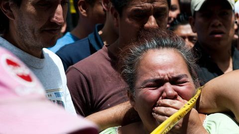 Esta mujer llora tras asesinato de Juan José Godínez, en Ciudad de Guatemala, quien trabajaba en   transporte extraurbano, ayer.