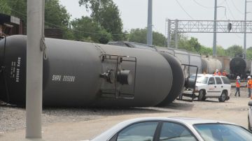Dos trenes chocaron produciendo un descarrilamiento cerca de Houston.