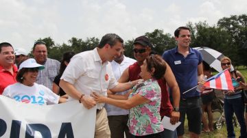 Alejandro García Padilla conversa con una residente de la Florida Central durante el reciente Desfile Puertorriqueño de Osceola. El candidato a la gobernación de Puerto Rico por el Partido Popular Democrático hacía campaña para el presidente Barack Obama.