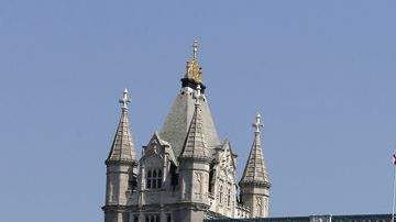 Los aros olímpicos cuelgan desde el Puente de Londres, además de los que flotan en el Támesis.