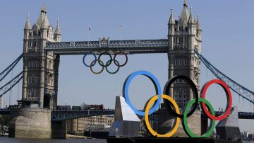 Los aros olímpicos cuelgan desde el Puente de Londres, además de los que flotan en el Támesis.