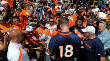 Peyton Manning atrajó ayer a  cuatro mil personas a su primer práctica con los Broncos de Denver en las instalaciones del equipo.