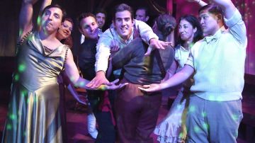 El actor Adrián González (centro), es Federico García Lorca, en la obra 'Lorca in a Green Dress'.
