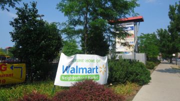 Pancarta a las afueras de la plaza donde se ubicará el Wal-Mart de las Empacadoras.