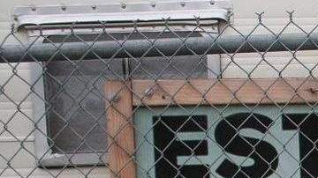 Un estacionamiento cercano al Consulado de México en Houston fue cerrado luego de que METRO canceló el contrato con las asociaciones que lo operaban.