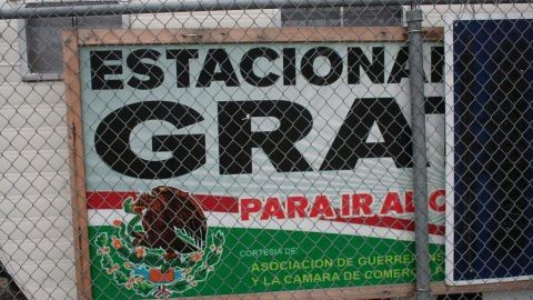 Un estacionamiento cercano al Consulado de México en Houston fue cerrado luego de que METRO canceló el contrato con las asociaciones que lo operaban.
