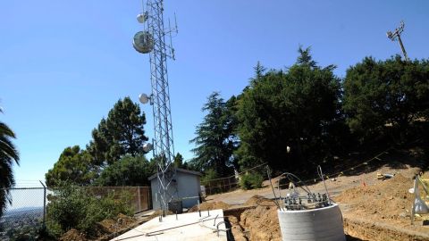 Foto de archivo que muestra una torre de comunicación policial en Oakland, California.