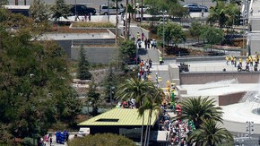 La gran fuente de agua hace fondo a la apoteósica inauguración.