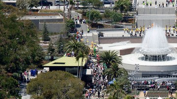 La gran fuente de agua hace fondo a la apoteósica inauguración.
