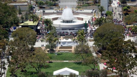 La gran fuente de agua hace fondo a la apoteósica inauguración.