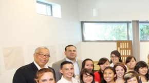 El primer grupo de graduados en el curso de finanzas, posan orgullosos y listos para enfrentar el futuro.