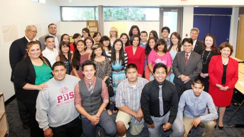 El primer grupo de graduados en el curso de finanzas, posan orgullosos y listos para enfrentar el futuro.