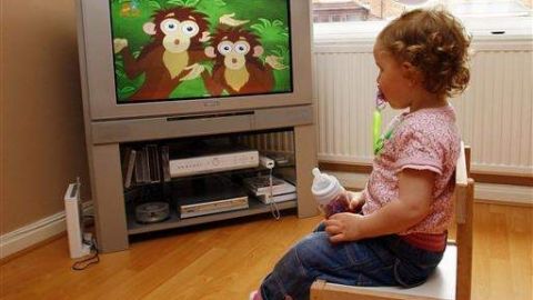 Ver la televisión antes de dormir ocasiona problemas con el sueño.