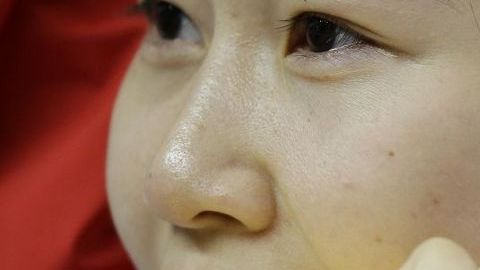 Como es costumbre, Yi Siling "muerde" el oro que acaba de conquistar en Londres 2012.