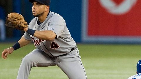 Anthony Gose (der.), de los Azulejos, se roba segunda, mientras Omar Infante, paracorto de Detroit, apenas se dispone a recibir el tiro.