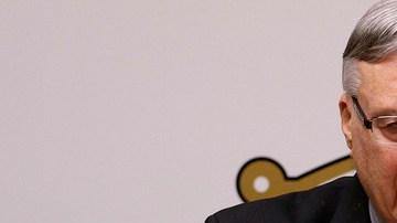 El sheriff del condado de Maricopa, Joe Arpaio, alza su puño en el podium durante una conferencia de prensa en Phoenix, Arizona.