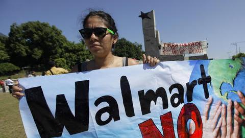 Decenas de  salvadoreños protestaron  exigiendo  "acuerdos mínimos" de protección ambiental por parte de la trasnacional Walmart.