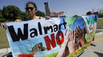 Decenas de  salvadoreños protestaron  exigiendo  "acuerdos mínimos" de protección ambiental por parte de la trasnacional Walmart.