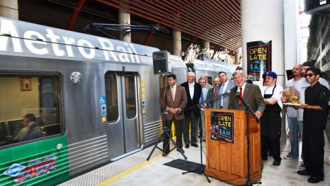 Art Leahy, director ejecutivo de Metro, anunció ayer que los trenes ligeros funcionaran los fines de semana hasta las 2 a.m.
