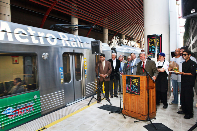 Art Leahy, director ejecutivo de Metro, anunció ayer que los trenes ligeros funcionaran los fines de semana hasta las 2 a.m.
