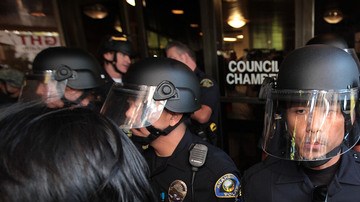Manifestantes se enfrentaban a policías el martes en el Ayuntamiento  de Anaheim.
