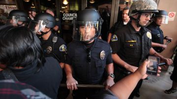 Manifestantes se enfrentaban a policías el martes en el Ayuntamiento  de Anaheim.