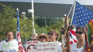 Manifestantes a la salida de la Corte Federal de Phoenix protestan contra  Arpaio.
