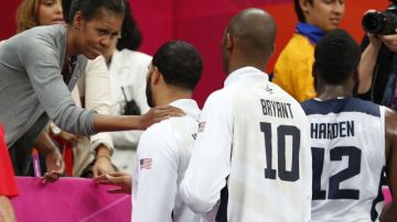 La primera dama de EEUU, Michelle Obama, desea buena suerte a los jugadores antes del juego ante Francia.