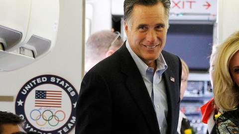 Mitt Romney y su esposa, cuando abordaban el avión que les conduciría de Londres a Tel Aviv, Israel, ayer.