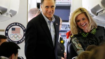 Mitt Romney y su esposa, cuando abordaban el avión que les conduciría de Londres a Tel Aviv, Israel, ayer.