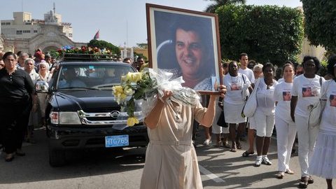 Cientos  acompañaban el féretro con Oswaldo Payá, en el entierro que iba  al cementerio de Colón en La Habana.