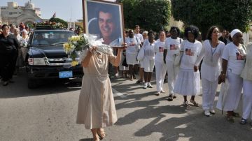 Cientos  acompañaban el féretro con Oswaldo Payá, en el entierro que iba  al cementerio de Colón en La Habana.