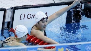Shiwen Ye ha cumplido su misión y celebra feliz al ver la pizarra que señala al mundo una nueva marca en los 400 metros combinados.
