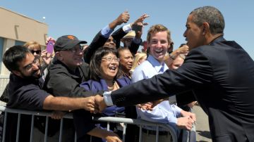 En Oakland el presidente Barack Obama es recibido por una entusiasta multitud durante su visita relámpago.