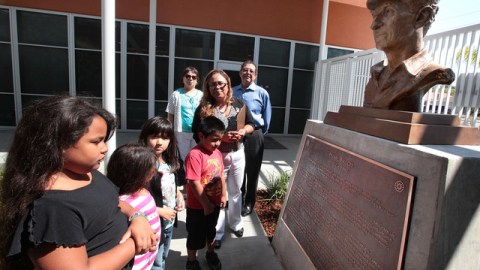 Padres y estudiantes observan la escultura dedicada a Harry Bridges, quien   fue el primer presidente del Sindicato Internacional de Estibadores y Trabajadores de Depósitos de los Estados Unidos (ILWU).