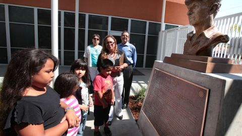 Padres y estudiantes observan la escultura dedicada a Harry Bridges, quien fue el primer presidente del Sindicato Internacional de Estibadores y Trabajadores de Depósitos de los Estados Unidos (ILWU).