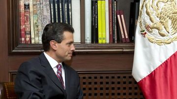 Felipe Calderón (der.), y quien lo sucederá, Enrique Peña Nieto.
